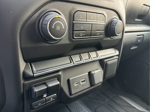 Used 2022 Chevrolet Silverado 2500 Custom w/ Custom Value Package image 15