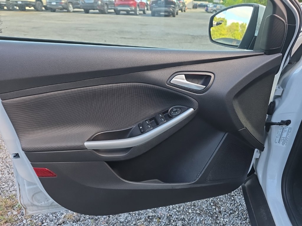 Used 2014 Ford Focus SE w/ Equipment Group 201A FWD image 12