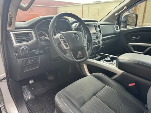 Used 2018 Nissan Titan SV w/ SV Convenience Package image 21