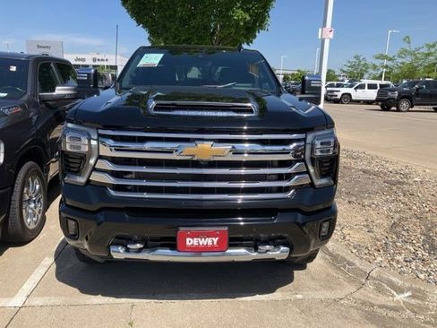 Used 2024 Chevrolet Silverado 2500 High Country w/ High Country Premium Package AWD/4WD image 2