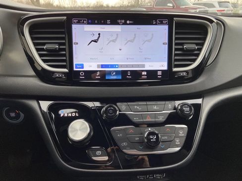 Used 2025 Chrysler Pacifica Select FWD image 20