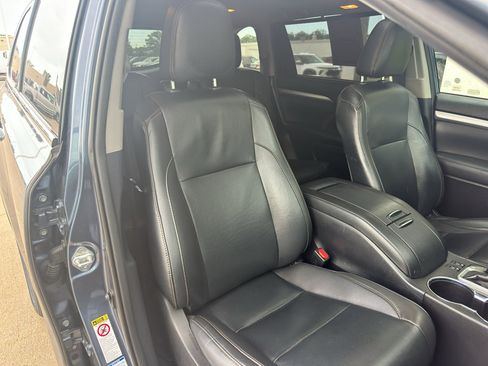 Used 2019 Toyota Highlander XLE AWD/4WD image 30