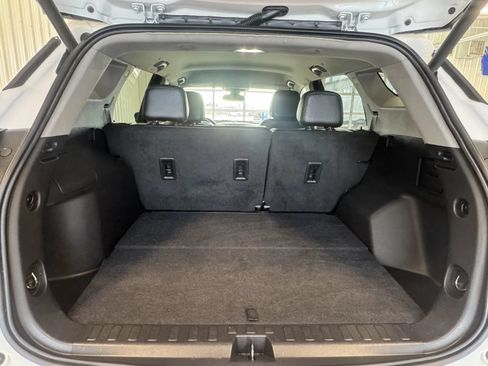 Used 2024 GMC Terrain SLT AWD/4WD image 16