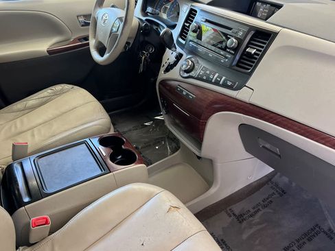 Used 2014 Toyota Sienna XLE FWD image 18
