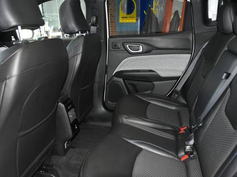 Used 2025 Jeep Compass Latitude w/ Sun & Sound Group AWD/4WD image 21