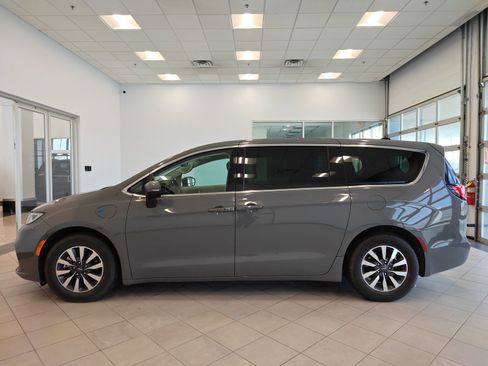 Used 2023 Chrysler Pacifica Touring-L FWD image 6