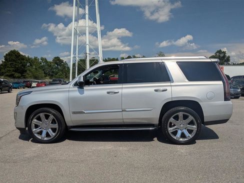 Used 2017 Cadillac Escalade Luxury image 2
