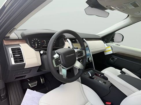 New 2025 Land Rover Discovery Dynamic SE AWD/4WD image 14