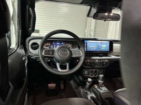 Used 2025 Jeep Wrangler Unlimited Sahara AWD/4WD image 18