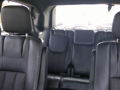 Used 2015 Chrysler Town & Country S w/ Driver Convenience Group image 8