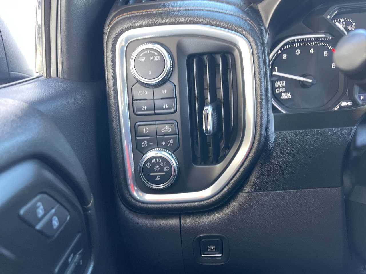 Used 2021 GMC Sierra 1500 AT4 w/ AT4 Preferred Package AWD/4WD image 18