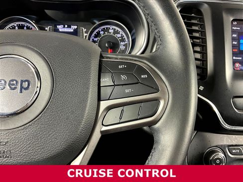 Used 2019 Jeep Cherokee Latitude Plus w/ Comfort/Convenience Group AWD/4WD image 11