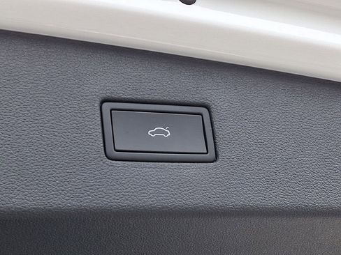 Used 2024 Volkswagen Tiguan Wolfsburg Edition image 31