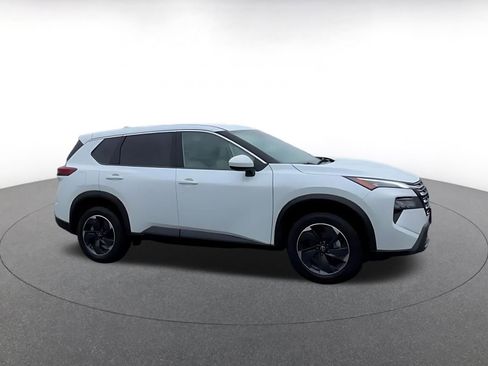 Used 2025 Nissan Rogue SV image 2