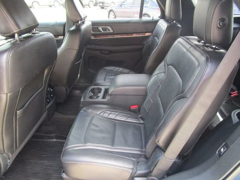 Used 2018 Ford Explorer Platinum AWD/4WD image 17