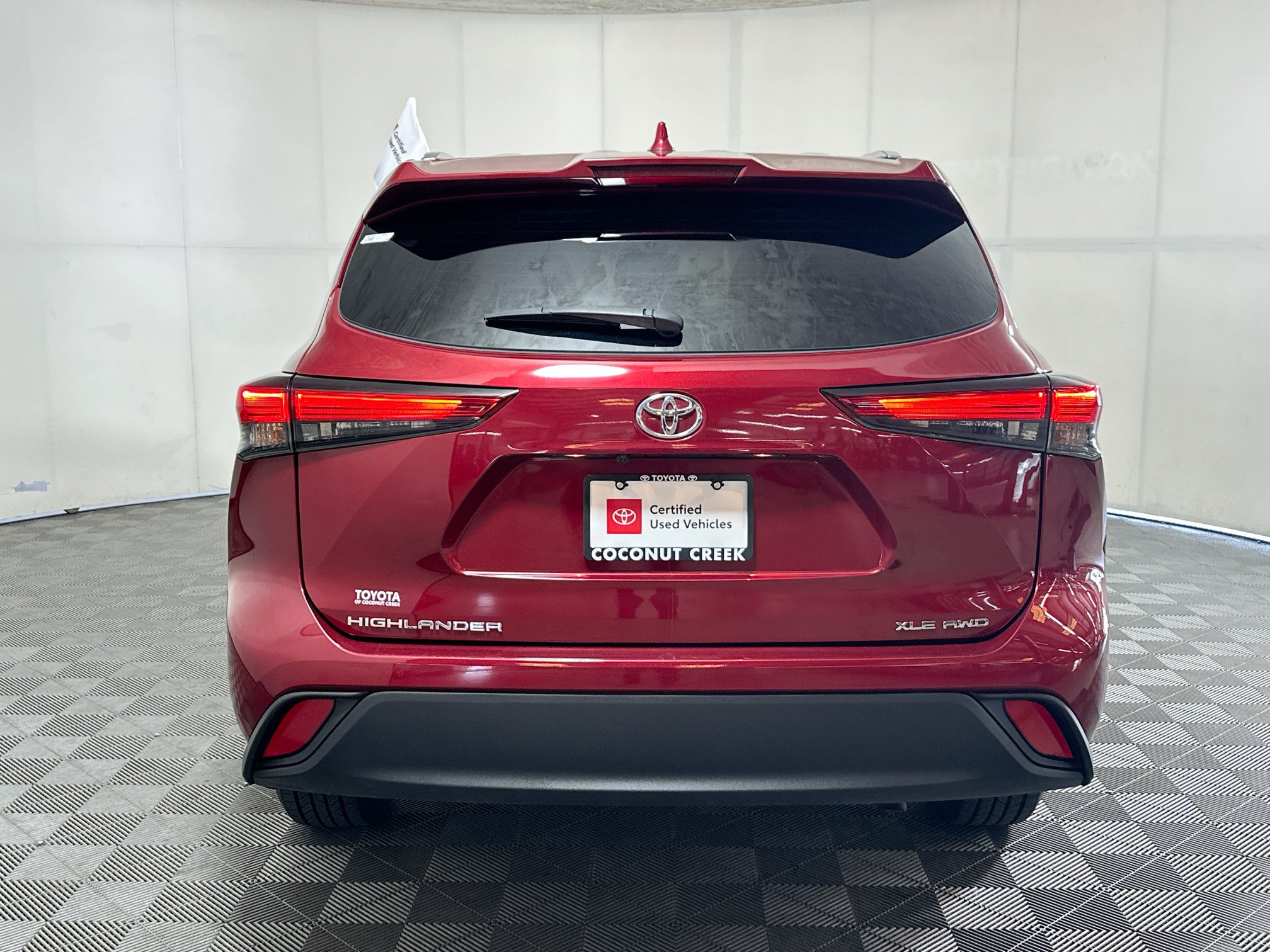 Used 2021 Toyota Highlander XLE AWD/4WD image 4