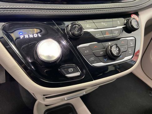 Used 2024 Chrysler Pacifica Select image 24