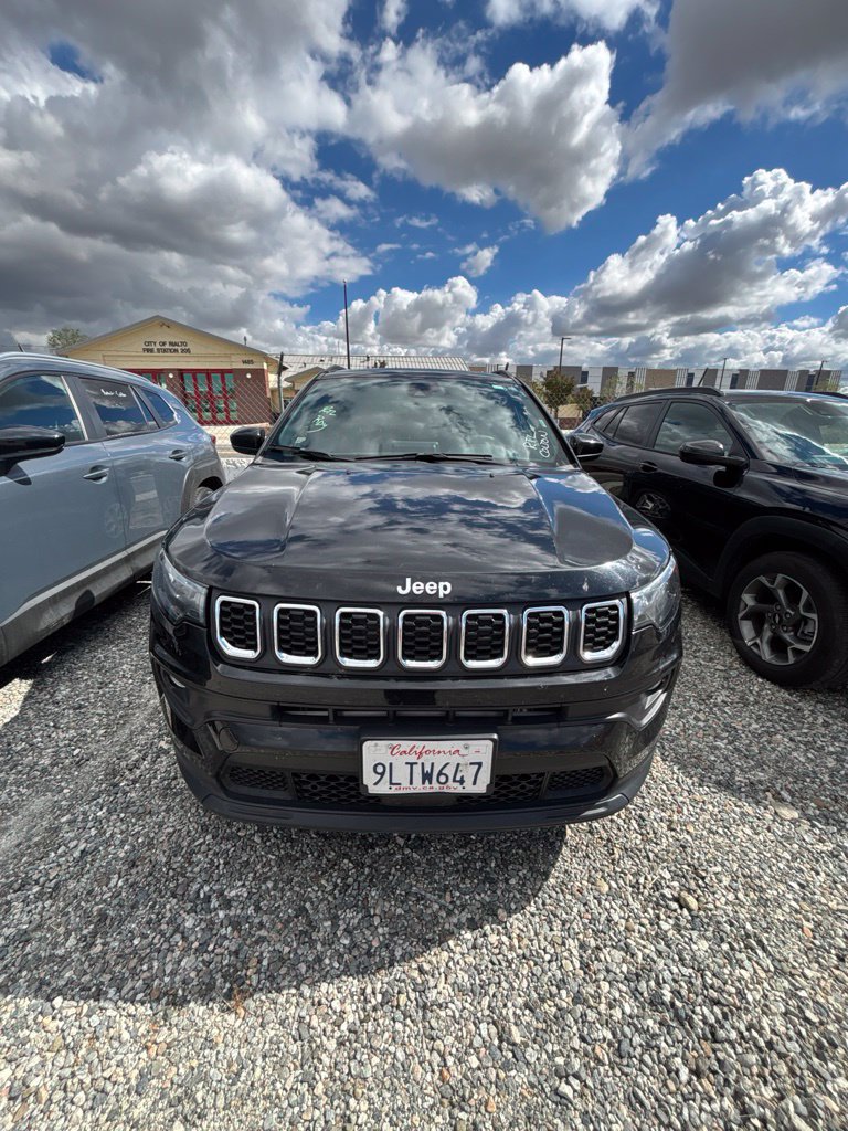 Used 2025 Jeep Compass Latitude w/ Sun & Sound Group AWD/4WD image 2