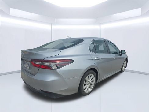 Used 2022 Toyota Camry LE w/ Convenience Package FWD image 5