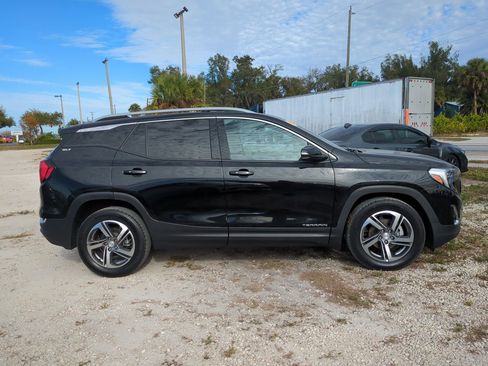Used 2021 GMC Terrain SLT image 3