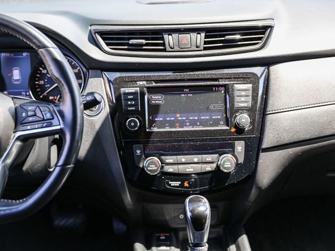 Used 2019 Nissan Rogue SV w/ Sun & Sound Touring Package FWD image 16