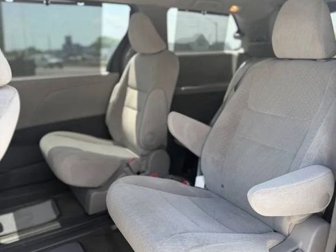 Used 2015 Toyota Sienna LE FWD image 18