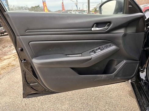 Used 2024 Nissan Altima 2.5 SV FWD image 8