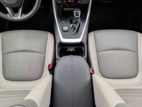 Used 2020 Toyota RAV4 Limited image 23