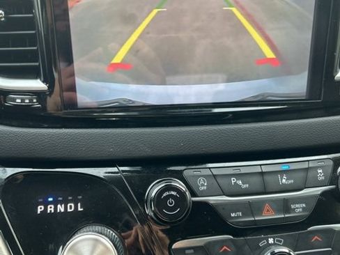 Used 2024 Chrysler Pacifica Touring-L image 11