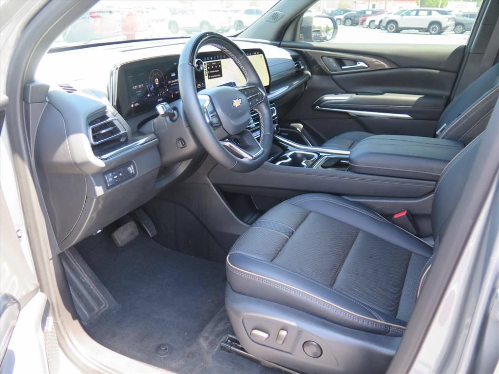 Used 2025 Chevrolet Traverse High Country FWD image 11