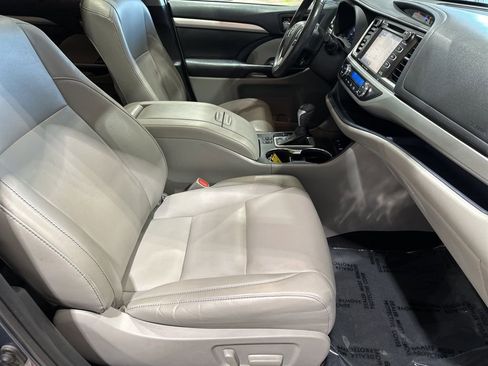 Used 2019 Toyota Highlander XLE image 18