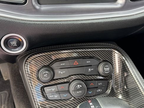 Used 2015 Dodge Challenger SXT image 23