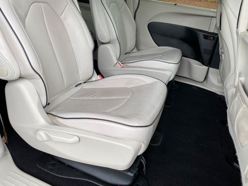 Used 2018 Chrysler Pacifica Limited FWD image 48
