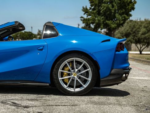 Used 2022 Ferrari 812 GTS RWD image 10