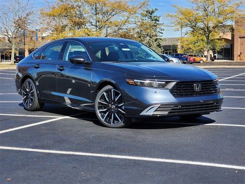 Used 2025 Honda Accord Touring image 2