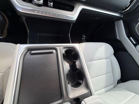 Used 2025 Ford Expedition Platinum AWD/4WD image 7