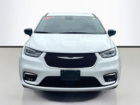 Used 2024 Chrysler Pacifica Touring-L FWD image 4
