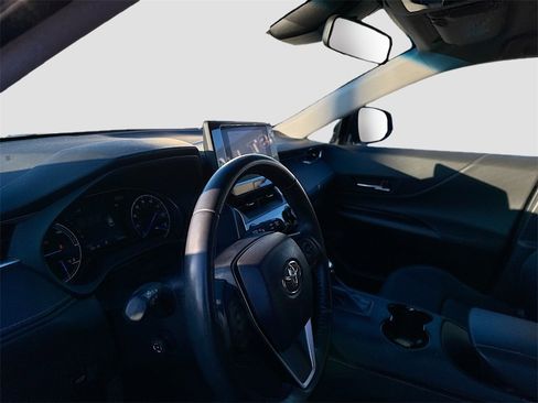 Used 2023 Toyota Venza LE image 9