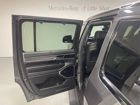 Used 2023 Jeep Wagoneer Series III w/ Premium Group I image 22