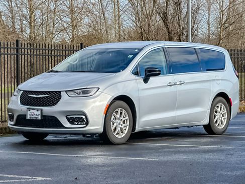 Used 2024 Chrysler Pacifica Touring-L FWD image 30
