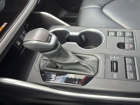 Used 2024 Toyota Highlander Limited image 25