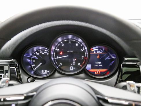 Certified 2025 Porsche Macan AWD/4WD image 28