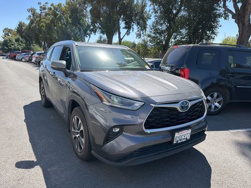 Used 2021 Toyota Highlander XLE AWD/4WD image 2