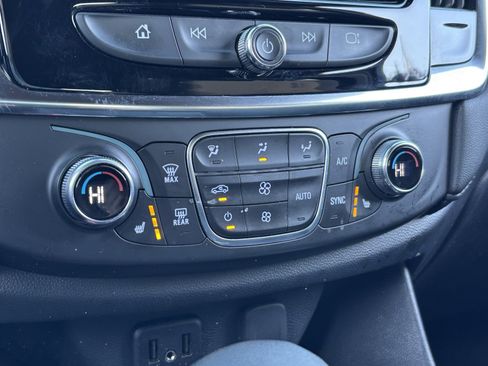 Used 2022 Chevrolet Traverse LT image 5