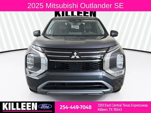 Used 2025 Mitsubishi Outlander SE FWD image 2