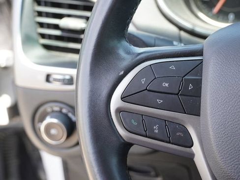 Used 2019 Jeep Cherokee Latitude Plus w/ Comfort/Convenience Group FWD image 21
