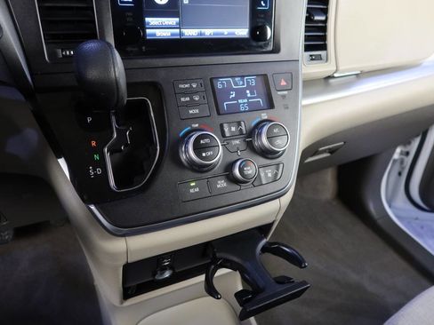 Used 2015 Toyota Sienna LE image 29