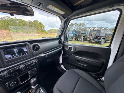 Certified 2022 Jeep Wrangler Sport image 19