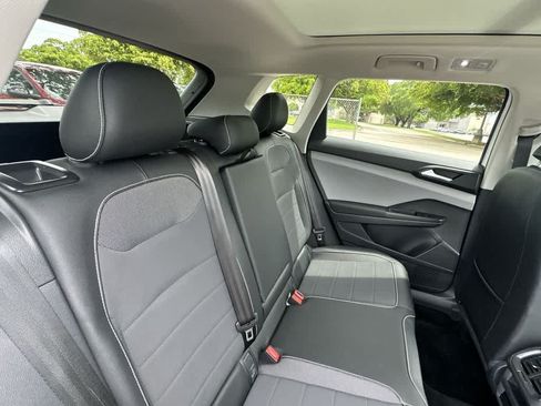 Used 2022 Volkswagen Taos SE w/ Panoramic Sunroof Package FWD image 14