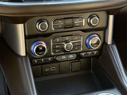 Used 2024 GMC Yukon SLT w/ SLT Luxury Package image 18